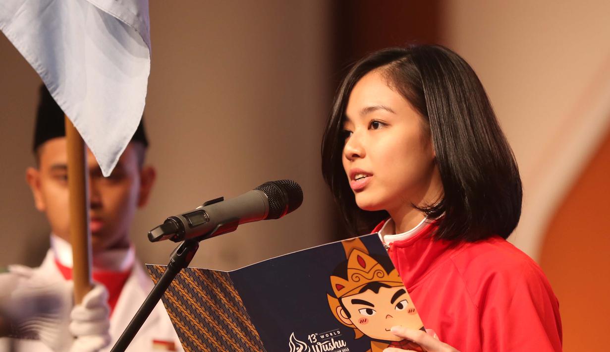 Atlet wushu Indonesia, Lindswell Kwok, saat membacakan janji atlet pada Pembukaan Kejuaraan Dunia Wushu 2015 di JCC, Senayan, Jakarta, Jumat(13/11/2015) WIB. (Bola.com/Nicklas Hanoatubun)