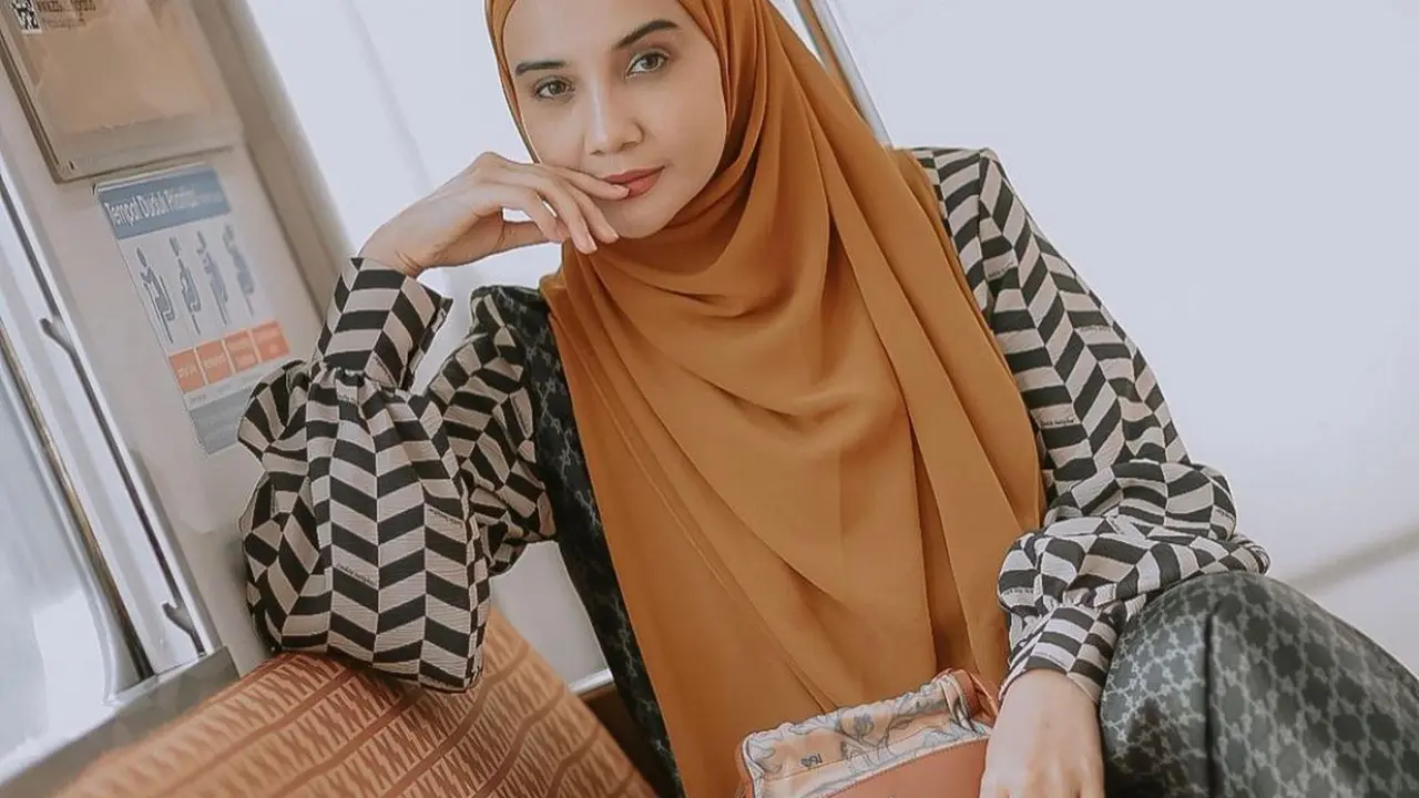 Zaskia Sungkar dalam inspirasi fesyen pola grafis saat Ramadhan