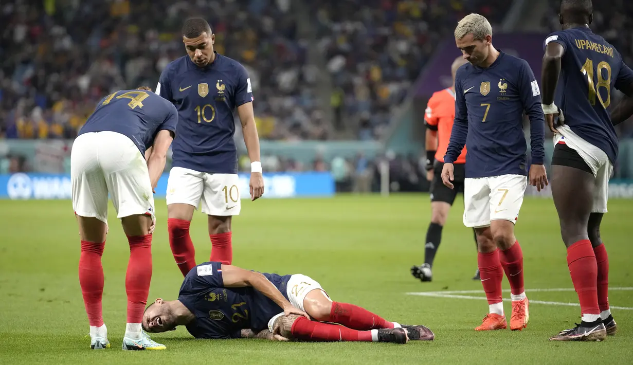 Usai gol tersebut Timnas Prancis harus kehilangan Lucas Hernandez yang mengalami cedera saat proses gol Timnas Australia terjadi. (AP/Christophe Ena)