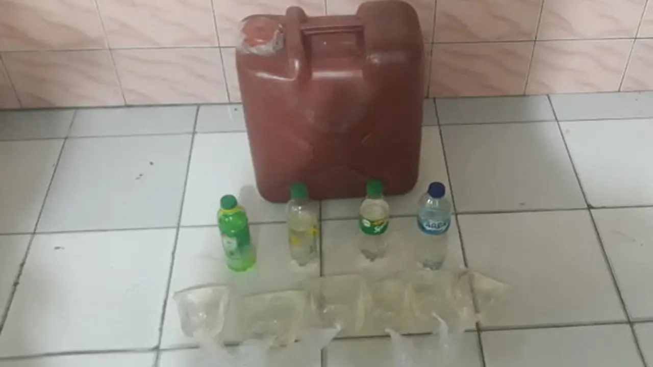 Sejumlah barang bukti miras jenis Cap Tikus yang diamankan polisi di Manado.