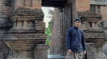 Nama Wisnu Hardana mulai dikenal melalui channel youtube milik kakaknya, Sara Wijayanto. Sara dikenal karena sering memuat konten berbau mistis. (Liputan6.com/IG/@wisnuhardana)