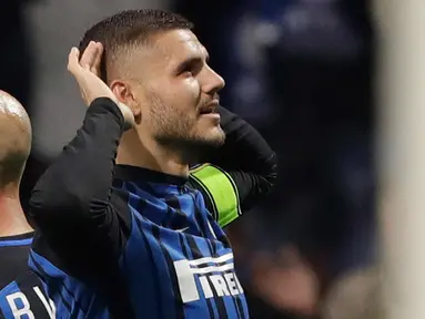 Penyerang Inter Milan, Mauro Icardi melakukan selebrasi usai mencetak gol ke dua saat bertanding melawan Sampdoria pada lanjutan Liga Serie A Italia di San Siro, Milan (24/10). Icardi mencetak dua gol dipertandingan tersebut. (AP Photo / Luca Bruno)