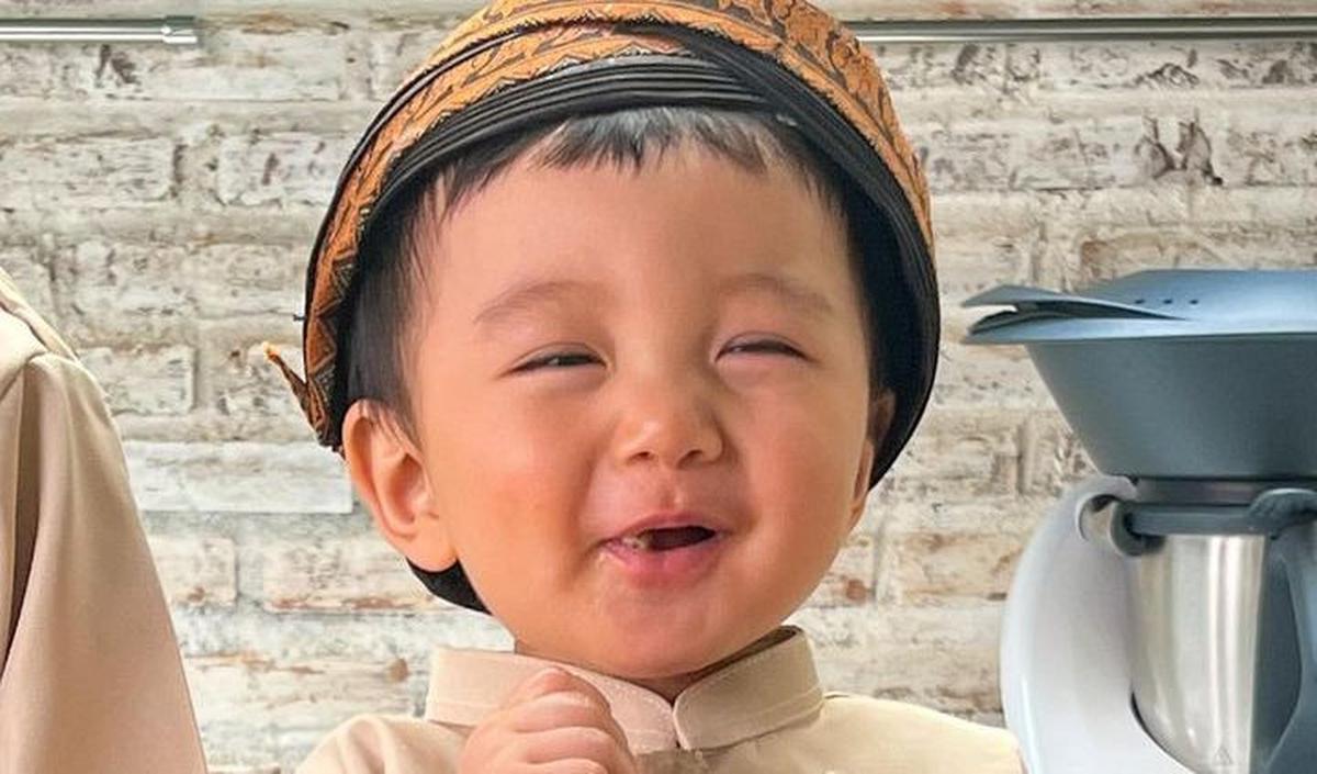 Ada juga yang salfok dengan wajah Baby Timo. Potretnya mirip banget dengan ayah, Chef Arnold.&nbsp;