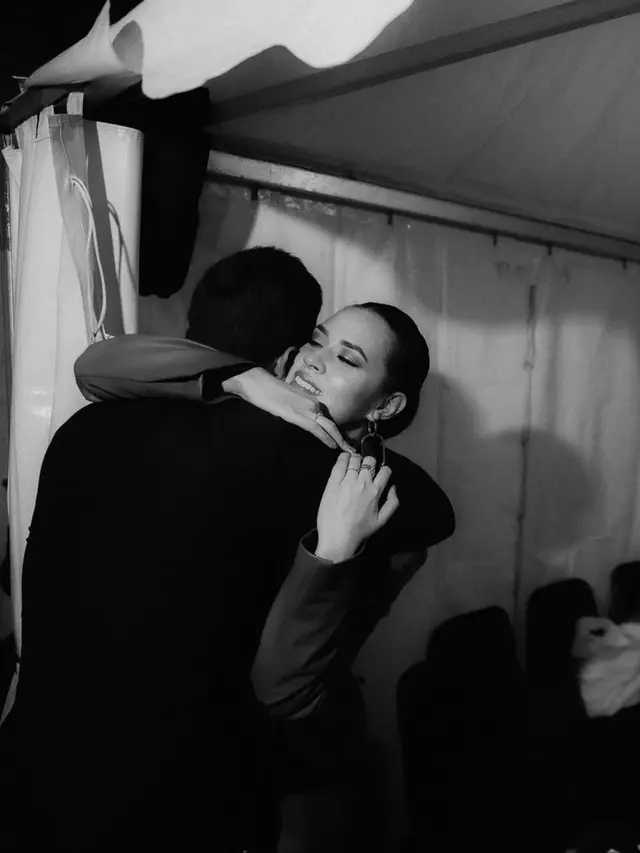 Raisa unggah video bucin Hamish Daud seakan menepis kabar keretakan rumah tangga, imbas isu Hamish sewa perempuan open BO