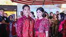 Lagi, gaya sederhana elegan Erina saat mendampingi Kaesang. Ia mengenakan dress merah bercorak batik yang serasi dengan yang dikenakan sang suami. [Foto: Instagram/erinagudono]