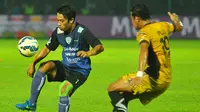 Beny Wahyudi kehilangan nomor punggung saat melawan Sriwijaya FC di perebutan peringkat tiga Piala Gubernur Kaltim, Minggu (13/3/2016). (Bola.com/Iwan Setiawan)