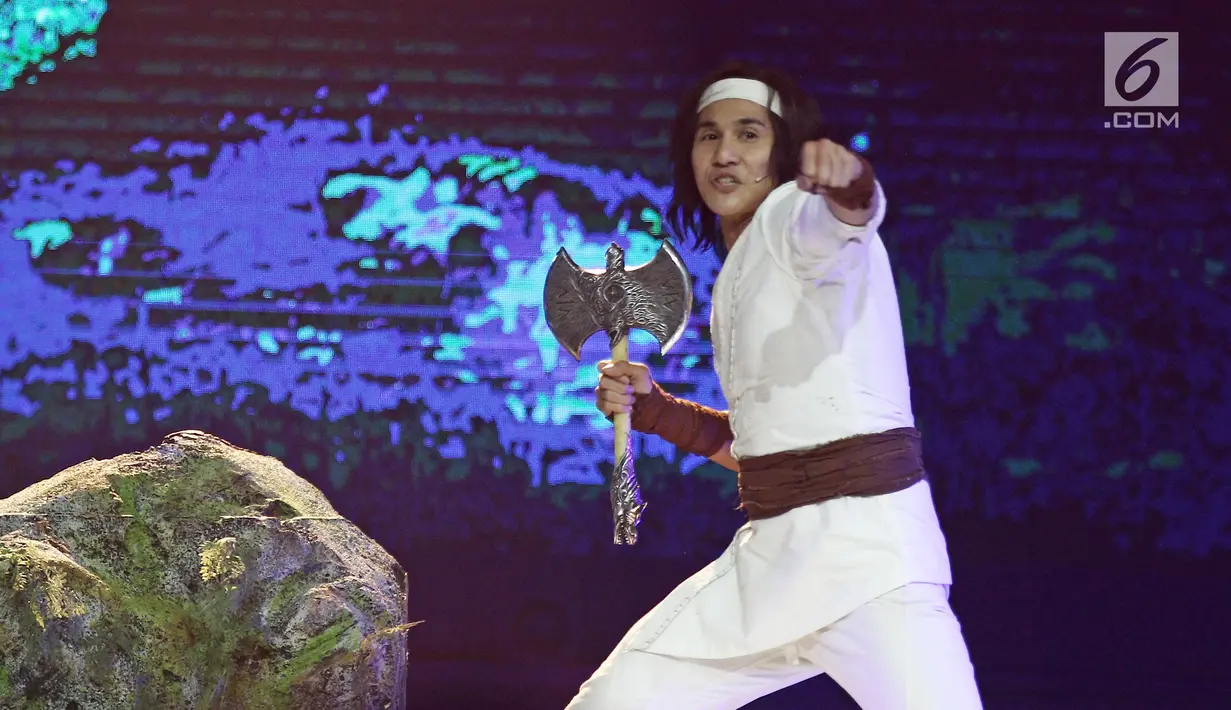 Gaya pemeran 'Wiro Sableng', Vino Bastian usai berhasil mencabut kapak yang tertancap di batu dalam acara IBOMA 2018 di STUDIO 6 EMTEK CITY, Jakarta, Jumat (23/3). (Liputan6.com/Herman Zakharia)