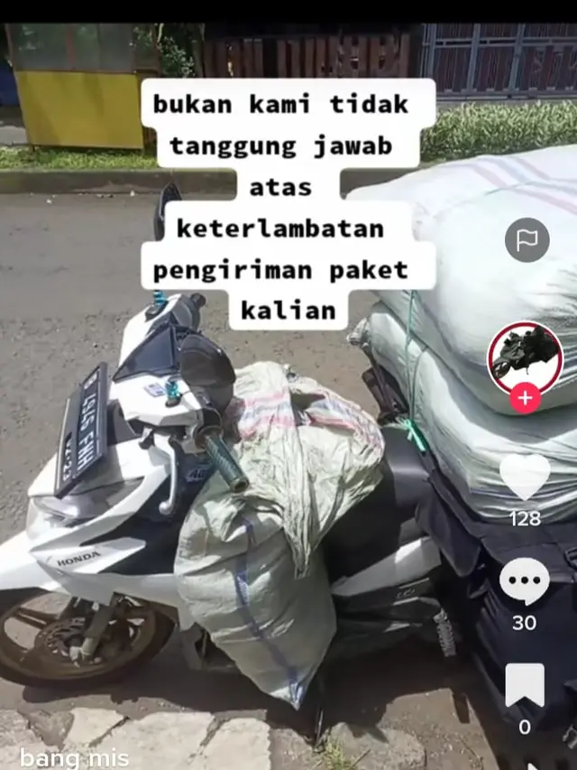 Kebanjiran Paket Jelang Lebaran, Ini 8 Potret Kurir yang Kewalahan Antar Barang