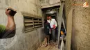 Pelaku digelandang petugas dari TKP menuju Mapolsek Pademangan. (Liputan6.com/Herman Zakharia)
