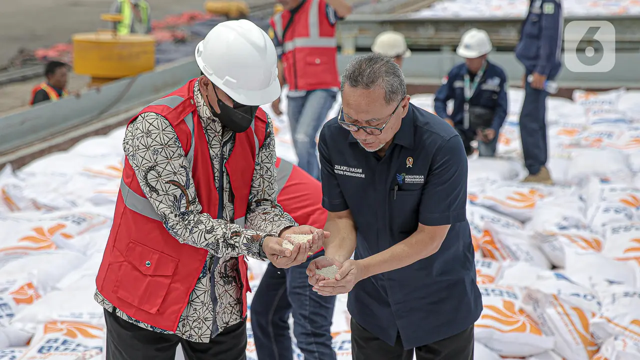 Budi Waseso dan Zulkifli Hasan Tinjau Kedatangan Beras Impor di Pelabuhan Tanjung Priok