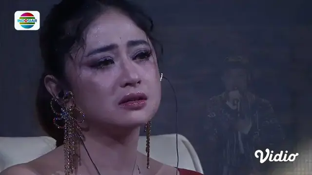 Dewi Perssik Menangis Menyaksikan Penampilan Eby