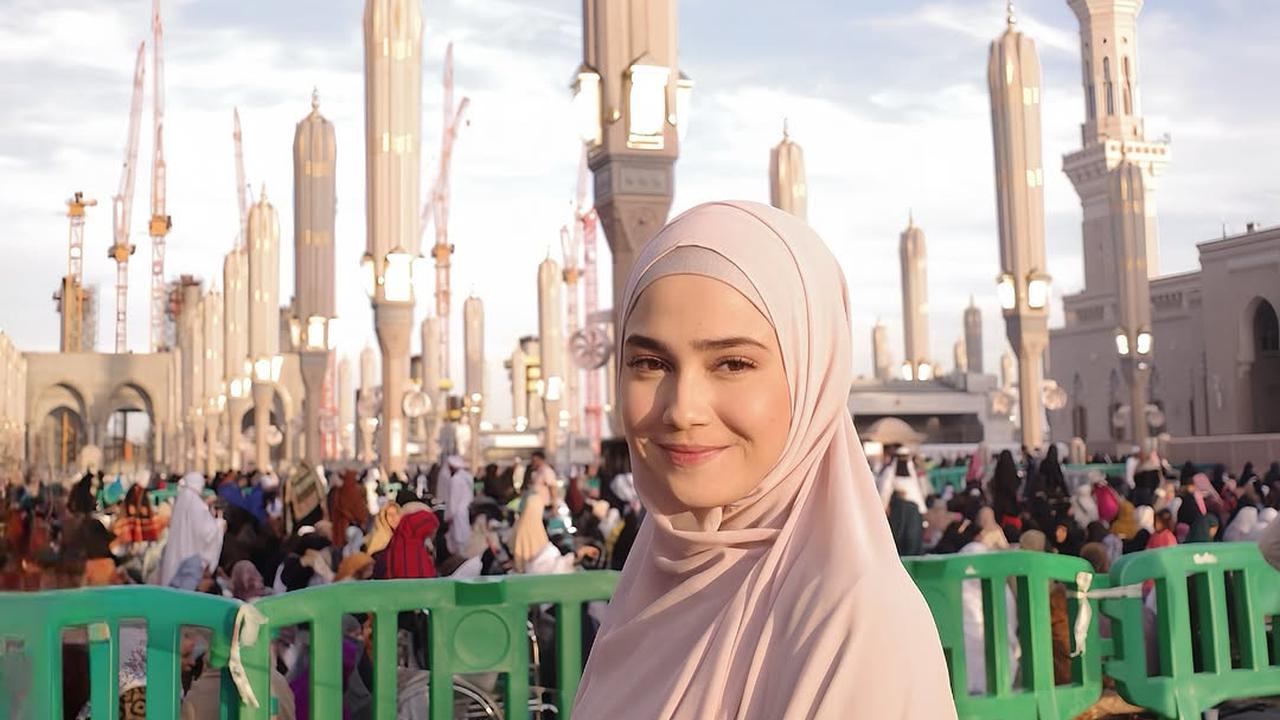 7 Potret Syifa Hadju Umrah Bersama Keluarga, Tampil Cantik Berhijab - Penuh Haru