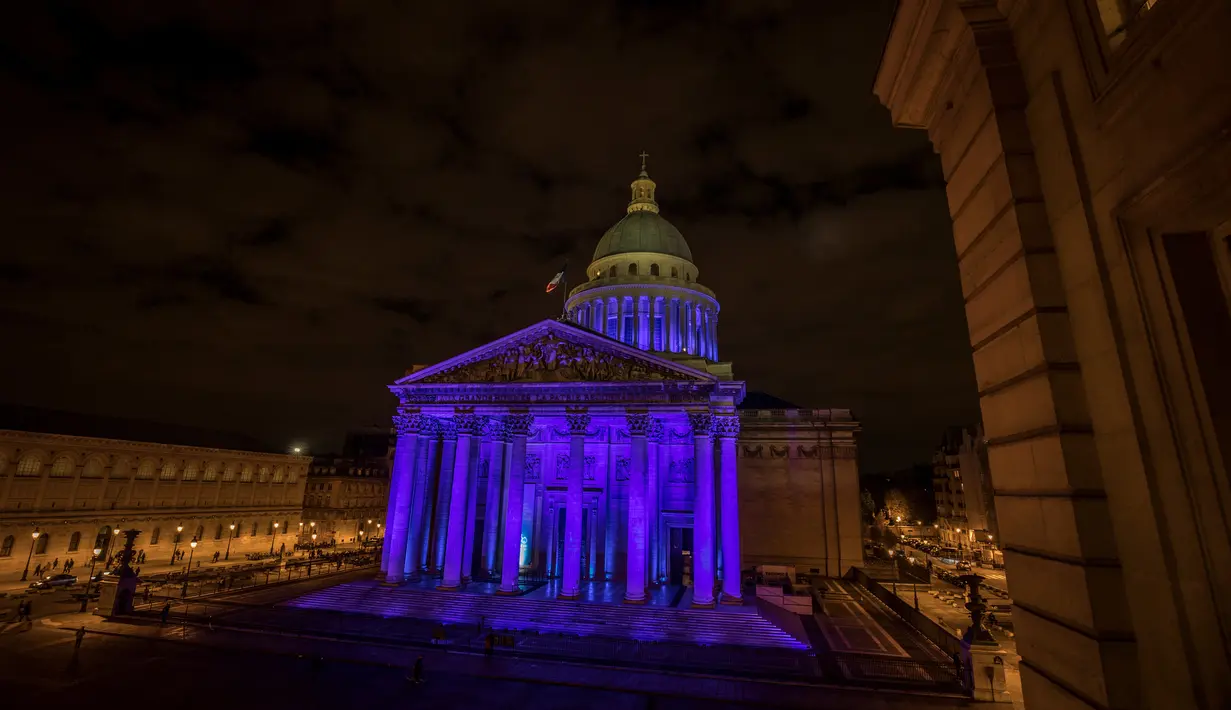 Cahaya biru menerangi Monumen Pantheon untuk peringatan Hari Anak Sedunia pada 20 November di Paris, Selasa (19/11/2019). Hari Anak Sedunia mempromosikan tentang kebersamaan internasional, kesadaran di antara anak-anak di seluruh dunia, dan meningkatkan kesejahteraan anak-anak. (THOMAS SAMSON/AFP)
