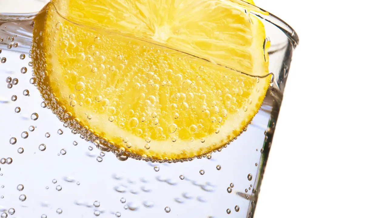 5 Alasan Kamu Harus Minum Air Lemon Setiap Pagi