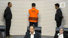 Wakil Ketua KPK Nurul Ghufron memberikan keterangan dalam konferensi pers terkait penahanan tersangka Direktur PT Putra Kharisma Sejahtera Zulfikar Fahmi (atas) di Gedung Merah Putih KPK, Jakarta, Senin (13/11/2023). (Liputan6.com/Herman Zakharia)