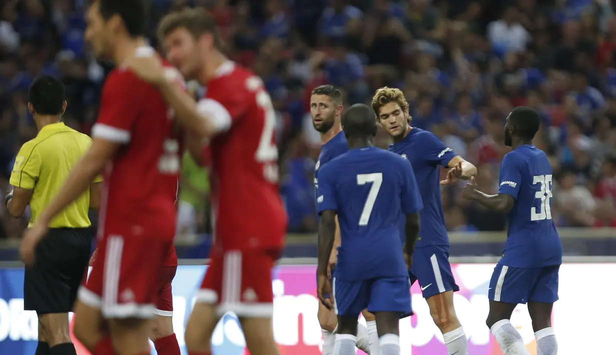 Para pemain Chelsea merayakan gol yang dicetak Marcos Alonso ke gawang Bayern Munchen pada laga turnamen pramusim ICC 2017 di Stadion Nasional Singapura, Selasa (25/7/2017). Bayern Munchen menang 3-2 atas Chelsea. (EPA/Wallace Woon)