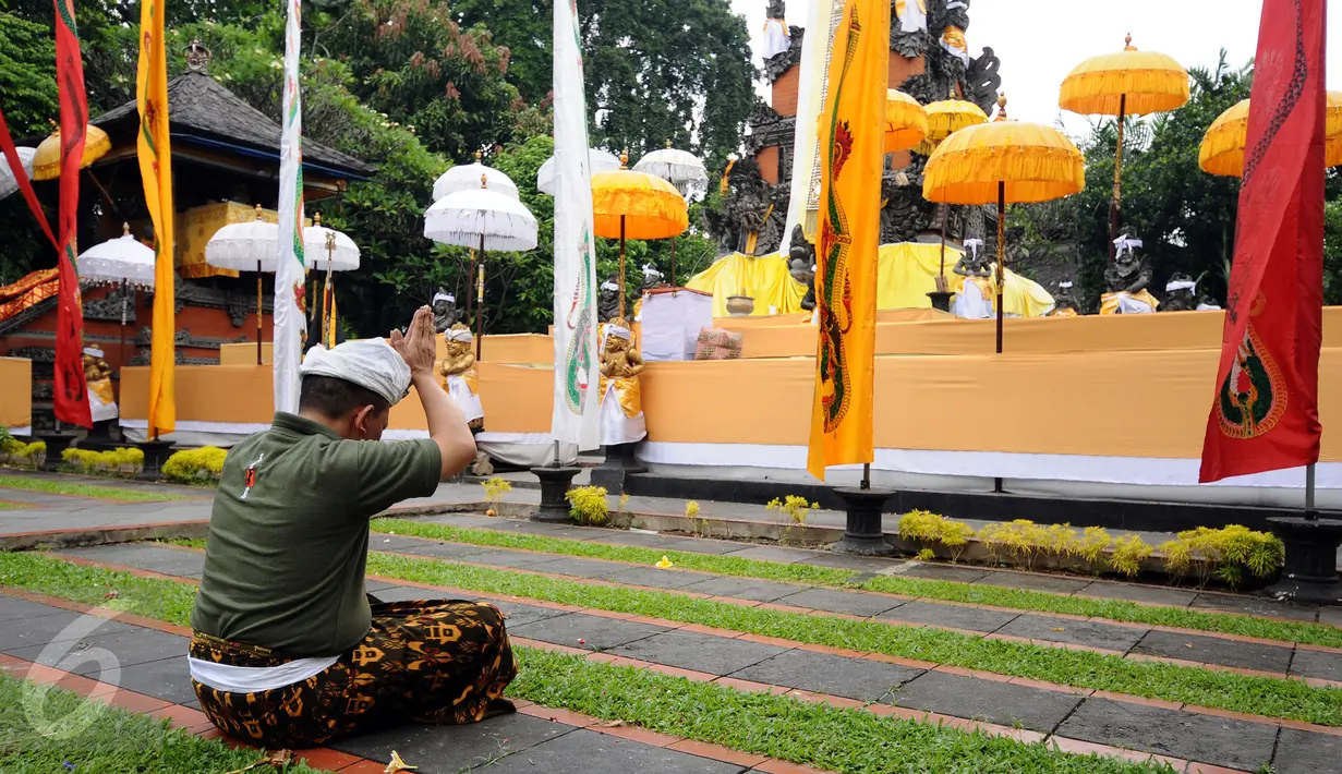 Umat Hindu melakukan sembahyang saat perayaan Nyepi di Pura Aditya Jaya, Rawamangun, Jakarta, Selasa (28/3). Nyepi dirayakan dengan melakukan kegiatan keagamaan di pura. (Liputan6.com/Helmi Fithriansyah)