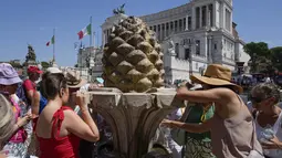 Gelombang panas yang hebat telah mencapai Italia, membawa suhu mendekati 40 derajat Celcius di banyak kota di seluruh negeri.  (AP Photo/Gregorio Borgia)