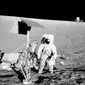Ilustrasi pendaratan Bulan. Pete Conrad , komandan Apollo 12 , berdiri di sebelah Surveyor 3 pendarat (Wikimedia Commons)