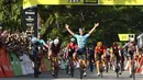 Pembalap sepeda Astana Qazaqstan, Mark Cavendish melakukan selebrasi setelah memenangkan Tour de France Criterium di Singapura pada Minggu, 10 November 2024. (AP Photo/Danial Hakim)