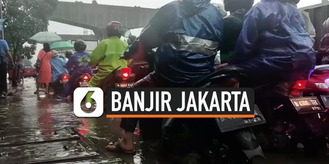 VIDEO: Akibat Banjir, Jalan Raya Bekasi Macet Parah