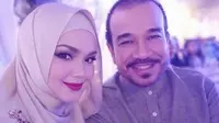 Siti Nurhaliza kini sedang berbahagia, kehamilan yang selama ini dinanti akhirnya tiba juga setelah 11 tahun menikah dengan sang suami, Datuk Seri Khalid. Kebahagiaan semakin terasa dengan kemesraan keduanya. (Instagram/cdtk)