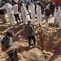 Petugas kesehatan Palestina menggali jenazah yang dikuburkan oleh pasukan Israel di kompleks Rumah Sakit Nasser di Khan Younis, Jalur Gaza Selatan, pada Minggu (21/4/2024).