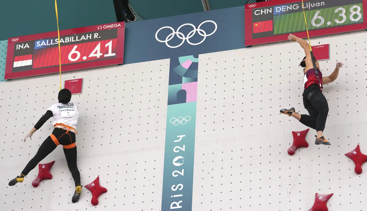 Atlet panjat tebing Indonesia, Rajiah Salsabillah (kiri) kalah cepat 0,03 detik dari wakil China, Deng Lijuan pada babak semifinal cabang olahraga panjat tebih Olimpiade Paris 2024 di Le Bourget Sport Climbing Venue, Paris, Prancis, Rabu (07/08/2024). (AP Photo/Tsvangirayi Mukwazhi)