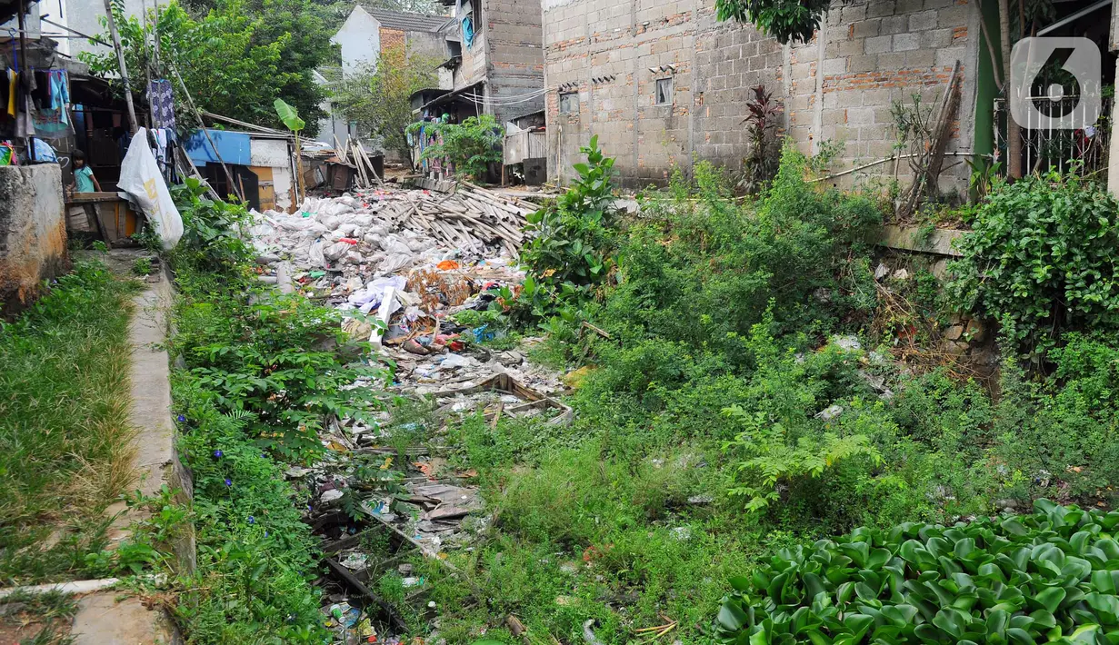 Proyek terhenti lantaran area pemakaman yang masuk dalam jalur kali sodetan belum dilakukan pembebasan oleh pemerintah. (merdeka.com/Imam Buhori)