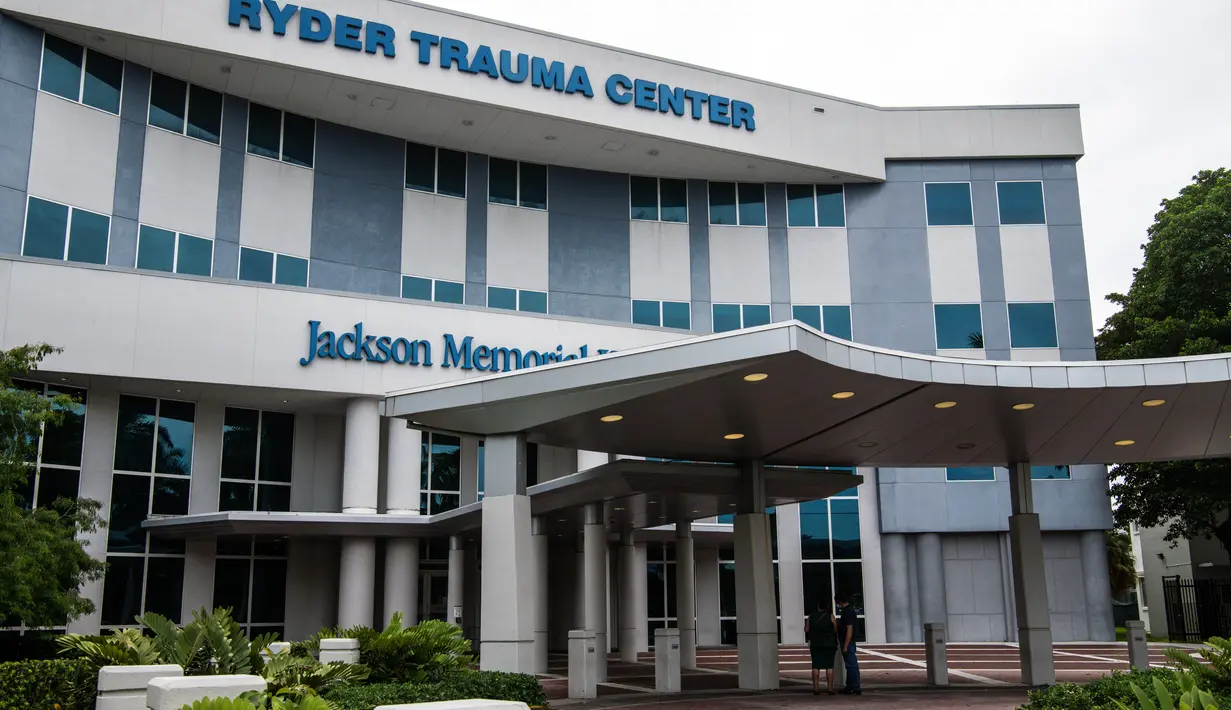 Orang-orang berdiri di pintu masuk Ryder Trauma Center tempat Ibu Negara Haiti Martine Moise dirawat di Miami, Rabu (7/7/2021). Presiden Haiti Jovenel Moise dibunuh dan istrinya terluka dalam aksi penyerangan di kediaman pribadinya pada Rabu dini hari. (CHANDAN KHANNA/AFP)