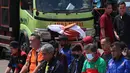 Sejumlah buruh menunaikan salat zuhur di sela aksi Hari Buruh Internasional atau May Day di Jakarta, Sabtu (1/5/2021). Sejumlah massa yang tergabung dalam serikat pekerja menggelar unjuk rasa di Hari Buruh ini. (Liputan6.com/Angga Yuniar)