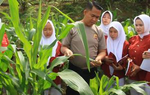 Bhabinkamtibmas Brigadir Akka Mahpudin. (Liputan6.com/Fira Syahrin)