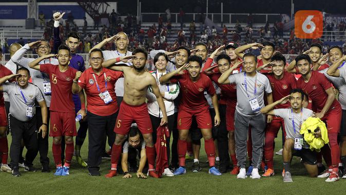 Timnas Indonesia U-22 merayakan keberhasilan ke final SEA Games 2019 setelah mengalahkan Myanmar 4-2 di semifinal di Stadion Rizal Memorial, Manila, Sabtu (7/12/2019). (Bola.com/ M. Iqbal Ichsan)