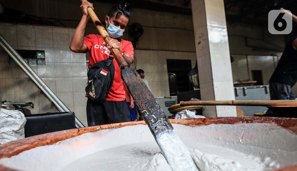 Pekerja mengaduk adonan tepung untuk membuat dodol di Pabrik Nyonya Lauw di Jalan Lio Baru Kecamatan Neglasari, Tangerang, Banten, Selasa (26/1/2021). Jelang Tahun Baru Imlek pada 12 Februari mendatang, permintaan dodol dan kue keranjang meningkat menjadi dua kali lipat. (Liputan6.com/Johan Tallo)