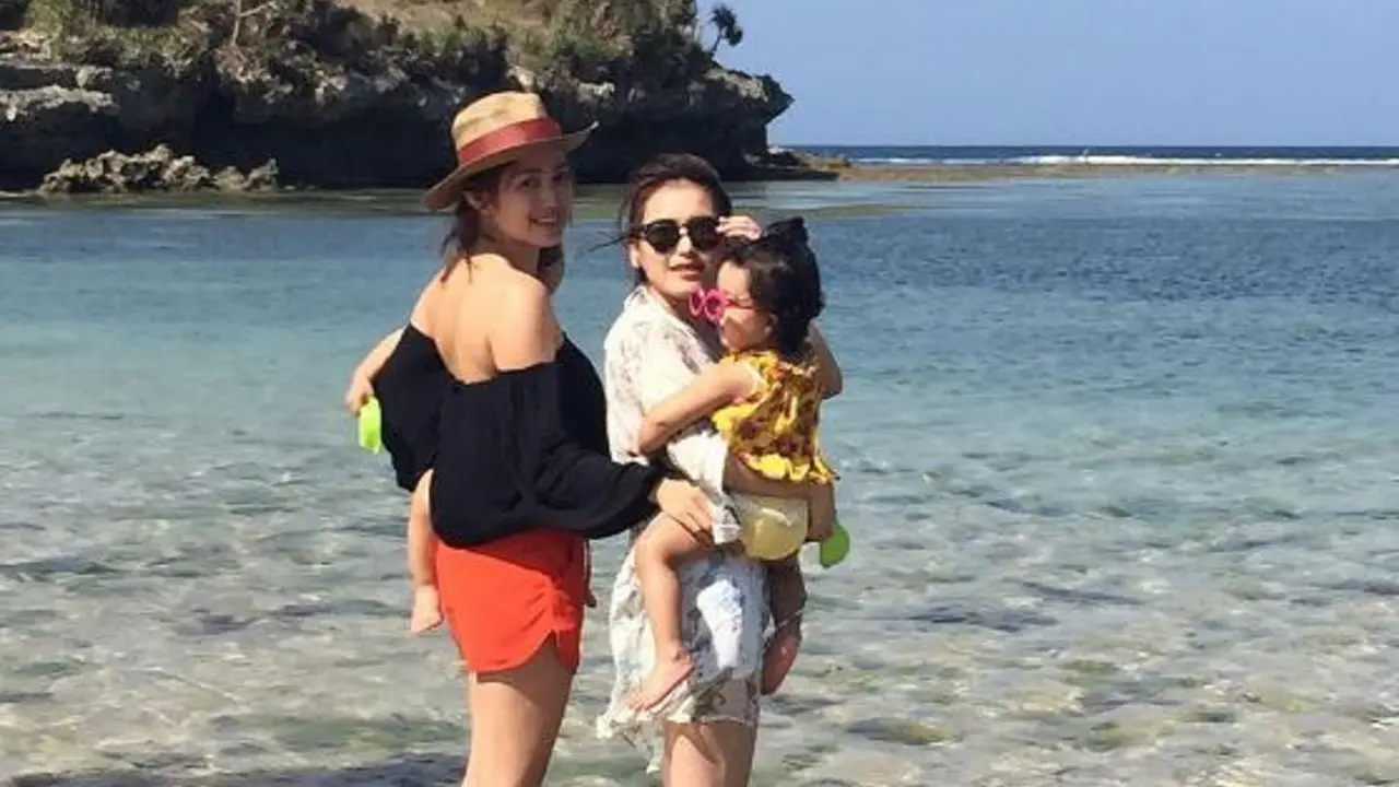 [Bintang] Ayu Ting Ting dan Jessica Iskandar