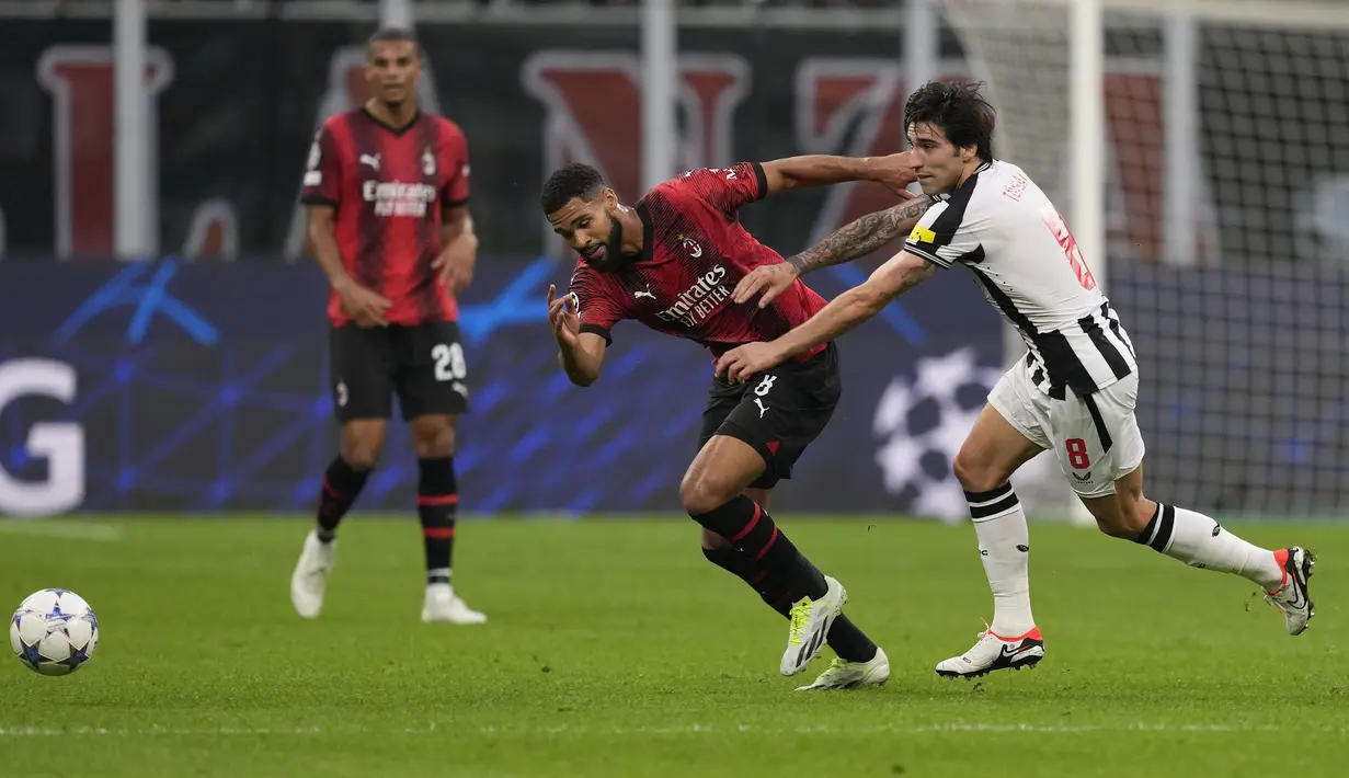 Gelandang Newcastle United, Sandro Tonali (kanan) berebut bola dengan gelandang AC Milan, Ruben Loftus-Cheek pada laga matchday pertama Grup F Liga Champions 2023/2024 menghadapi AC Milan di San Siro Stadium, Milan, Rabu (20/9/2023) dini hari WIB. (AP Photo/Antonio Calanni)