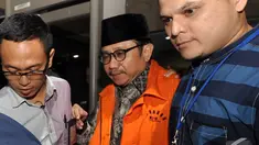 Waryono Karno mengenakan rompi tahanan KPK usai menjalani pemeriksaan, Jakarta, Kamis (18/12/2014). (Liputan6.com/Miftahul Hayat)