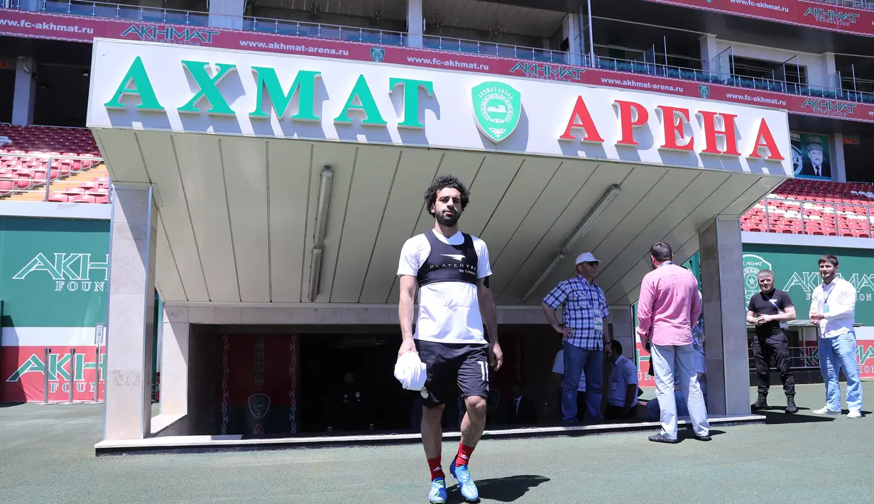 Striker Mesir, Mohamed Salah, tiba di lokasi latihan jelang laga Piala Dunia di Stadion Akhmat, Rusia, Rabu (13/6/2018). Kondisi cedera bahu yang berangsur pulih membuatnya siap tampil di Piala Dunia 2018. (AFP/Karim Jaafar)
