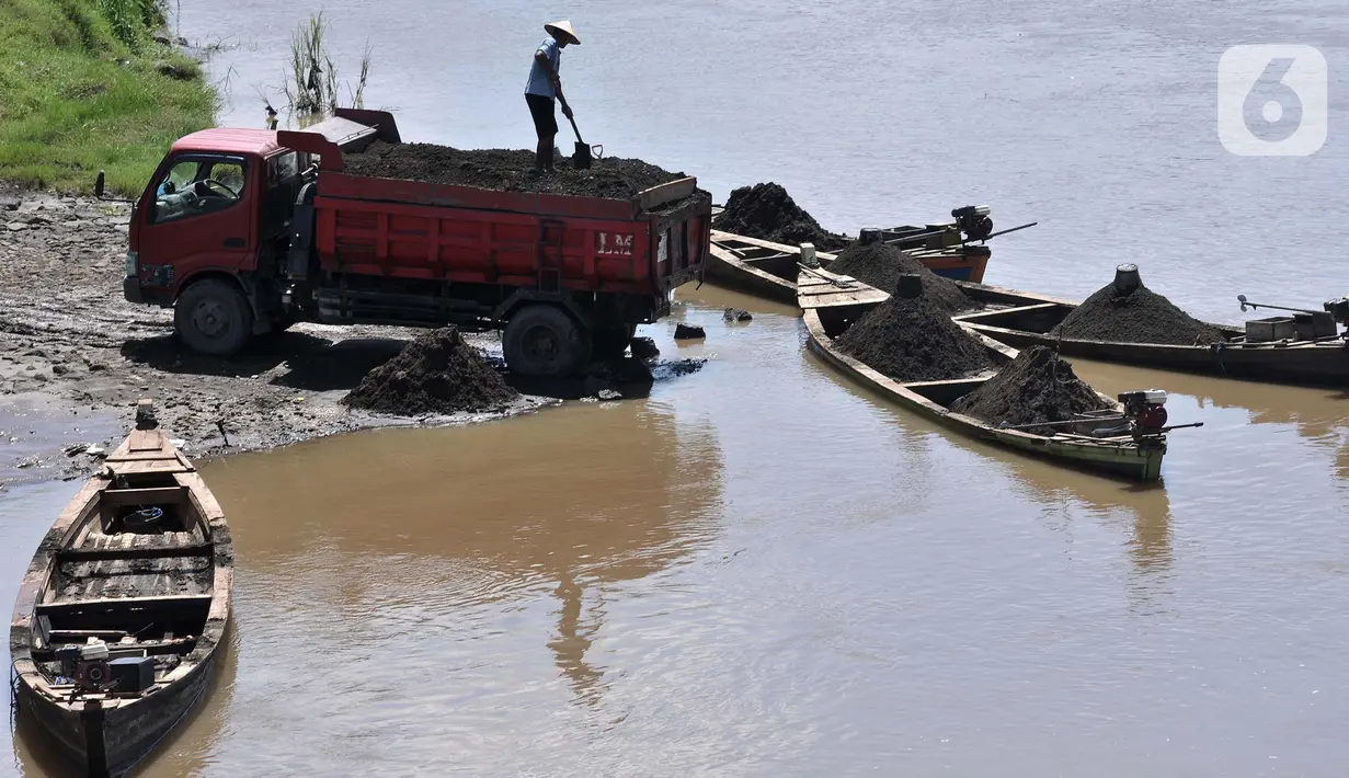 Aktivitas penambang saat bongkar muat pasir dari perahu di Sungai Klawing, Desa Toyarejo, Purbalingga, Jawa Tengah, Minggu (15/5/2022). Sehudin (62) salah satu penambang mengungkapkan para pekerja mampu menggali pasir dan memuat 10 hingga 50 truk dalam sehari. Tiap satu perahu mampu mengangkut 1 meter kubik dengan harga upah Rp110.000. (merdeka.com/Iqbal S Nugroho)