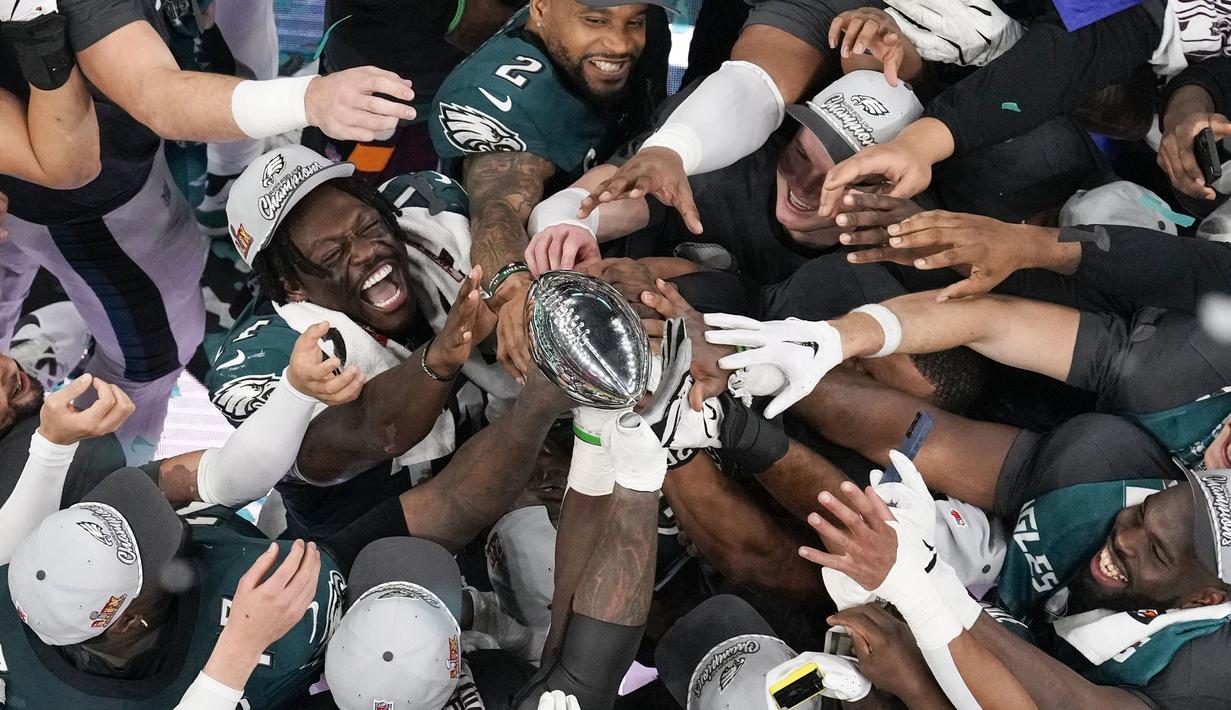 Para pemain Philadelphia Eagles merayakan gelar juara NFL Super Bowl 59 setelah mengalahkan Kansas City dalam laga final yang berlangsung di Caesars Superdome, New Orleans, Louisiana, Senin (10/02/2025). (AP Photo/David J. Phillip)