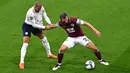 Bek Manchester City, Kyle Walker berebut bola dengan pemain  Burnley, Erik Pieters pada laga babak keempat Piala Liga Inggris di Turf Moor, Kamis (1/10/2020) dini hari WIB. Raheem Sterling mencetak dua gol saat Manchester City menang 3-0 atas Burnley. (Paul Ellis/Pool via AP)