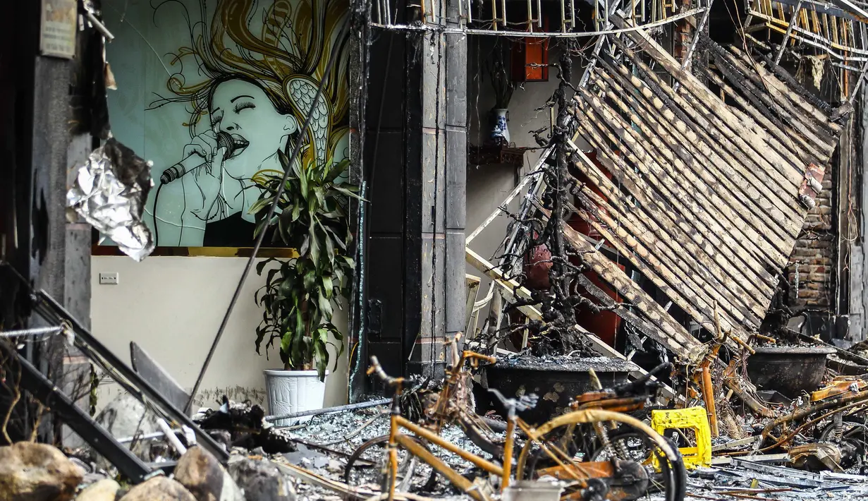 Kerusakan gedung menyusul kebakaran yang melanda tempat karaoke 8 lantai di ibu kota Vietnam, Hanoi, Rabu (2/11). Petugas masih menyelidiki penyebab kebakaran yang menewaskan 13 pengunjung itu. (STR / AFP)
