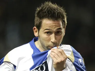 Selebrasi striker Espanyol, Raul Tamudo setelah mencetak gol kedua dalam pertandingan La Liga antara Espanyol vs Villarreal at Stadion Olimpic, Barcelona, 05 Januari 2007. AFP PHOTO/JOSEP LAGO
