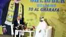 Pemain internasional Belanda, Wesley Sneijder saat diperkenalkan sebagai pemain baru klub Qatar, Al Gharafa, di Doha, Senin (8/1). Al Gharafa dikenal sebagai salah satu klub yang memiliki pengembangan pemain muda terbaik di Qatar. (STRINGER/AFP)