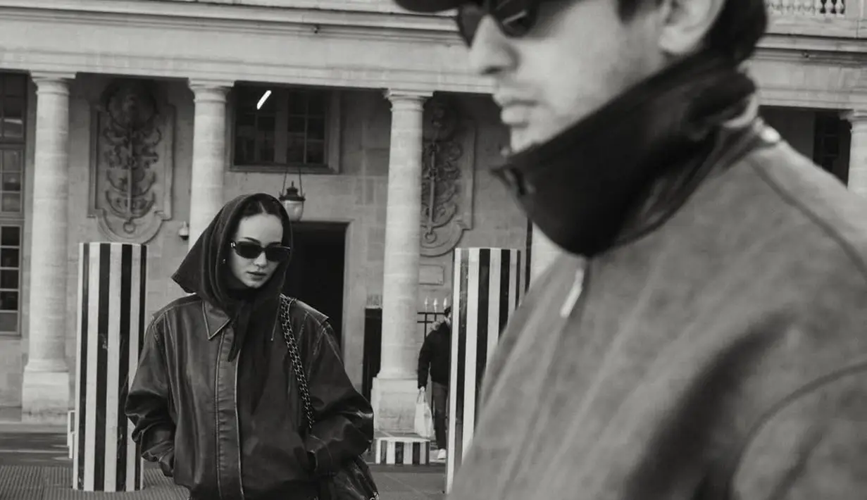 Enzy Storia padukan rok tartan dengan inner wol bernuansa netral dan jaket kulit [@enzystoria]