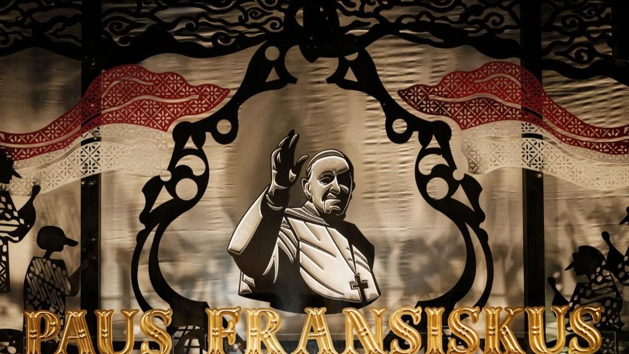 Papan ucapan selamat datang untuk Paus Fransiskus tampak menghiasi Gereja Katedral, Jakarta, pada 30 Agustus 2024.&nbsp;