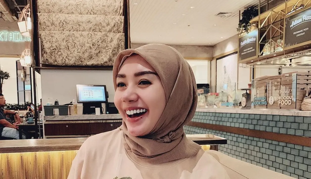 Penampilan Iva Lola mendapat sambutan positif dari para penggemar. Ia pun kerap mendapat dukungan dan pujian dari para fans di media sosial. (Liputan6.com/IG/@ivalola.ilo).