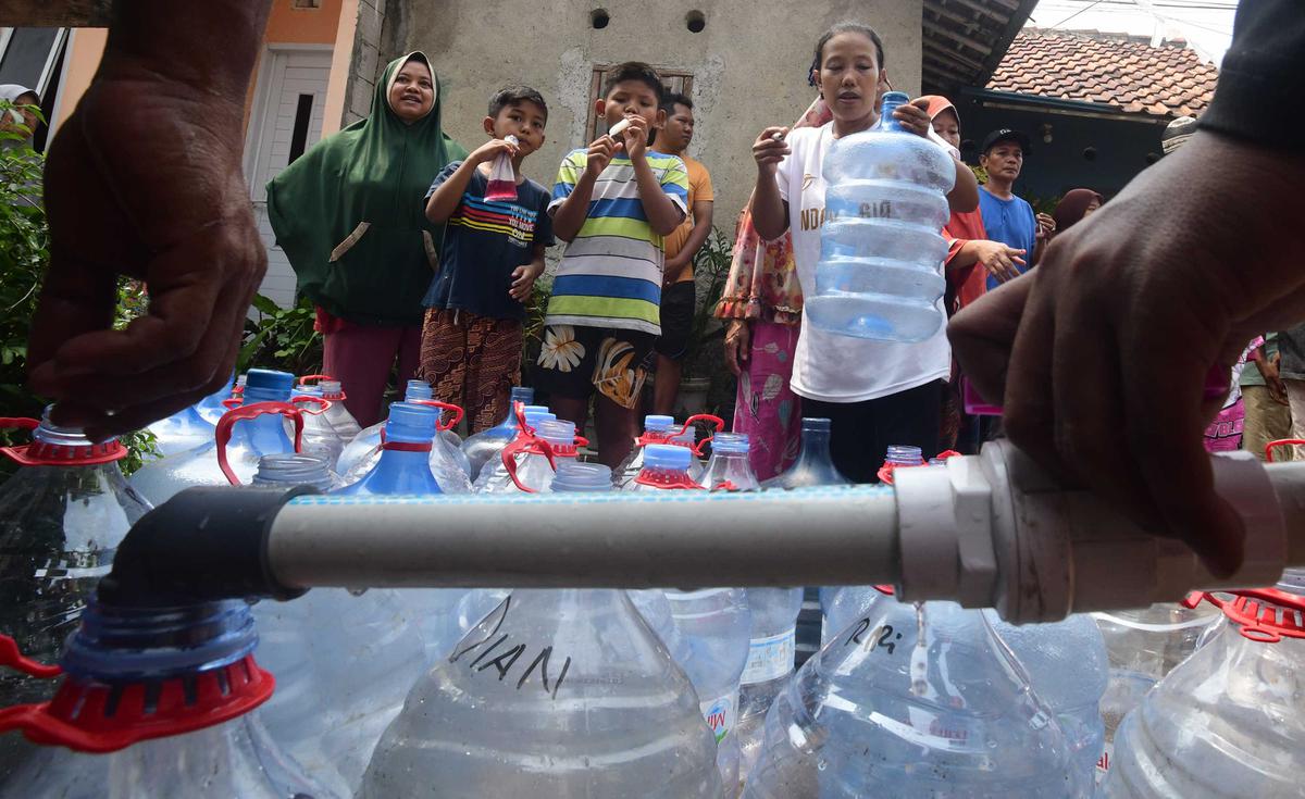 PDAM Mati dan Sumur Mengering,  Warga Depok Dapat Bantuan Air Bersih