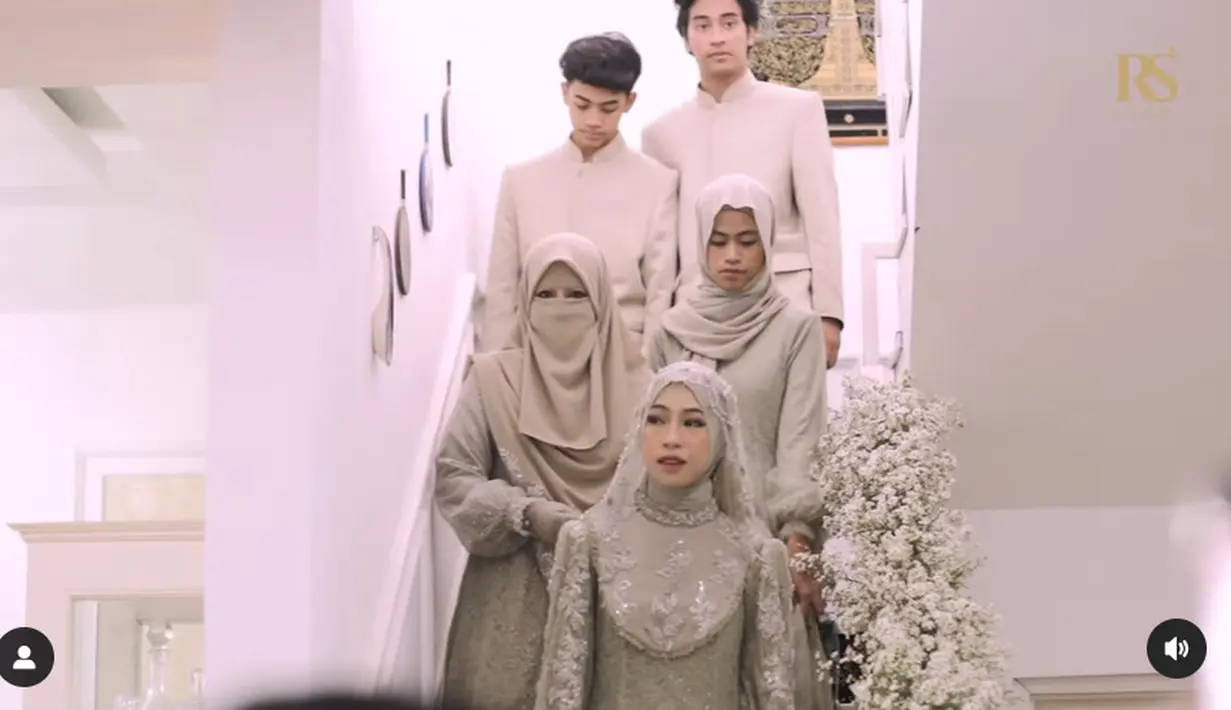 Tak hanya Adiba, keluarga inti juga mengenakan busana berwarna serasi di momen pengajian ini. [Foto: Instagram/hijazpictura]