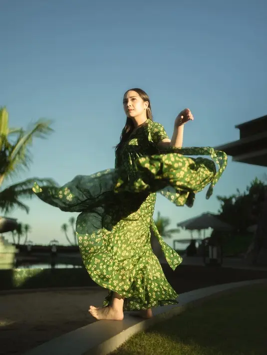 Nagita Slavina mengunggah banyak foto baru di akun instagram. Dia terlihat cantik mengenakan dress berwarna hijau.[instagram/raffinagita1717]